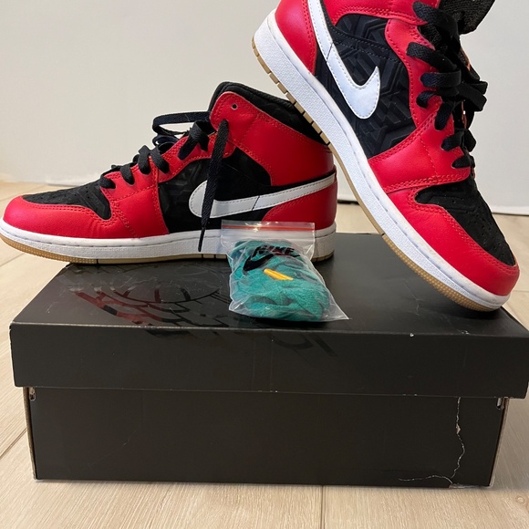 Air Jordan 1 Mid SE - Picture 4 of 5